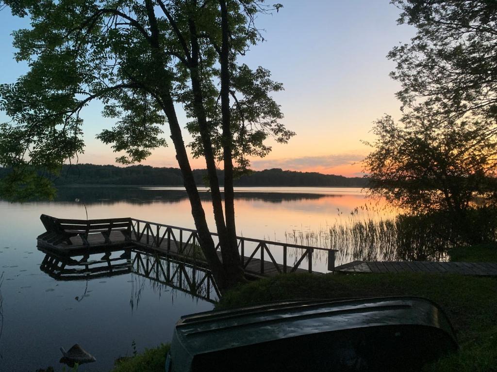 przystań z dwoma łodziami nad jeziorem o zachodzie słońca w obiekcie Poilsis ant Virintų ežero kranto w mieście Malaty