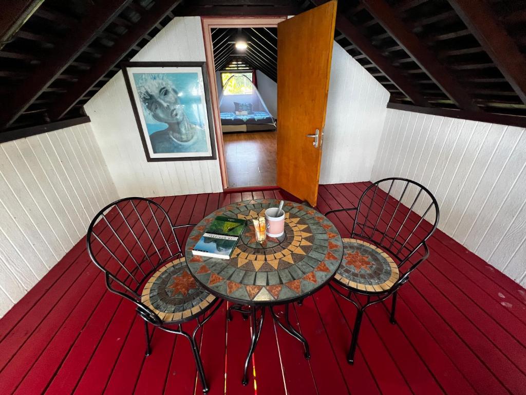 Teahupootahiti-bungalow at Teahupoo: beachfront with pountoon and mini pool的相册照片