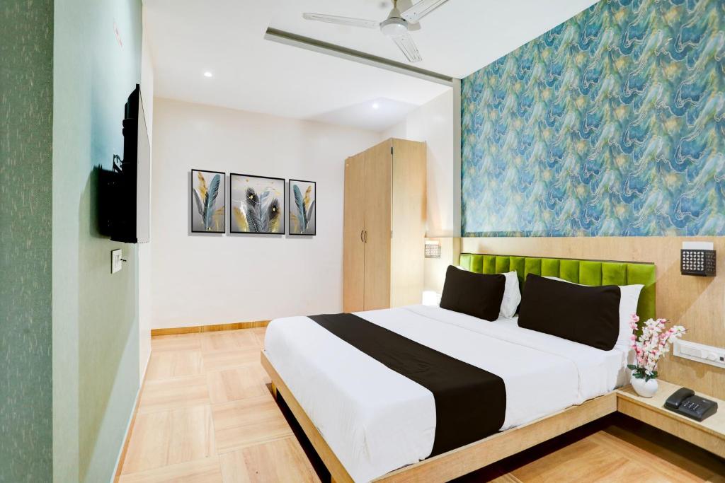 1 dormitorio con 1 cama grande en una habitación en OYO Hotel Silver Cloud, en Thane