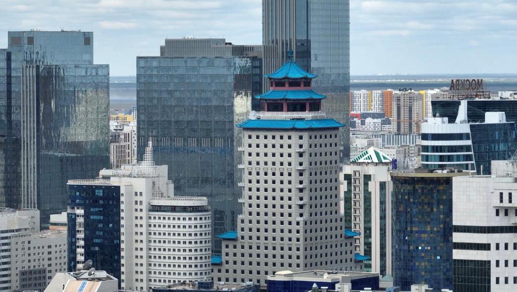 vistas a una gran ciudad con edificios altos en Beijing Palace Soluxe Hotel Astana, en Astana