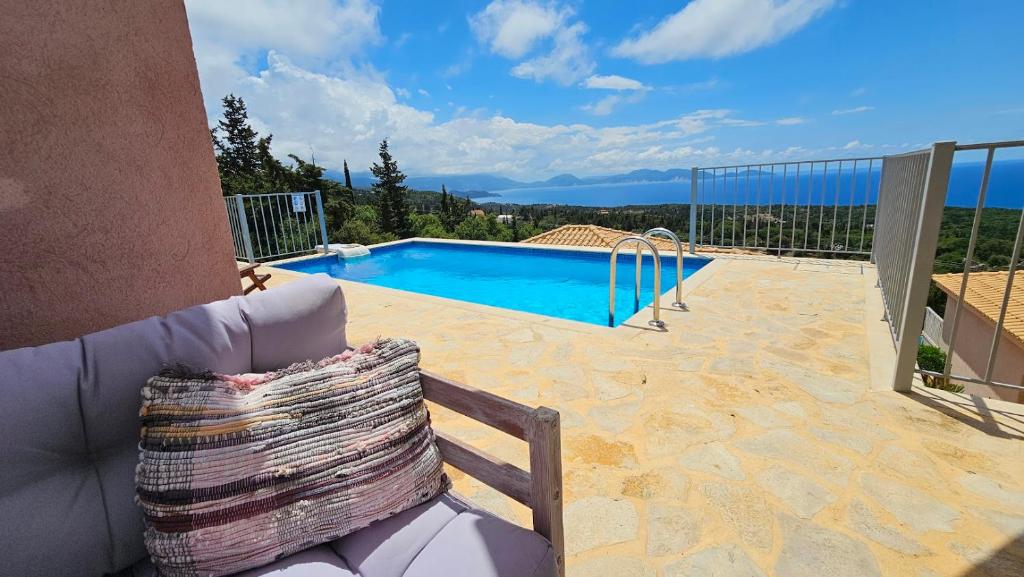 - une vue sur la piscine dans une maison dans l'établissement Villa Dioni, à Fiskardho
