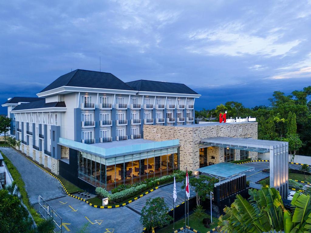 uma vista aérea de um hotel com um edifício em Swiss-Belhotel Danum Palangkaraya em Palangkaraya