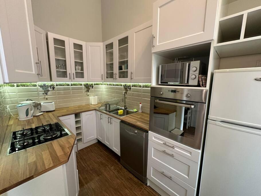 Fancy Cozy 2 BDR Downtown Apt 1065 Budapest, Nagymező utca 26 kép - 1