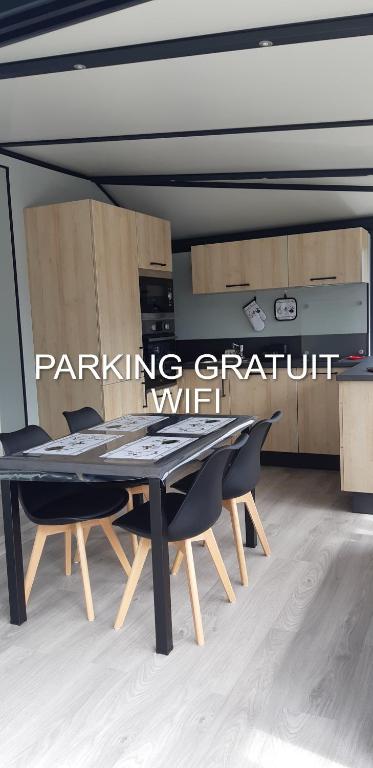 une table et deux chaises dans une pièce dans l'établissement LA LADRILLAIS, à Saint-Père