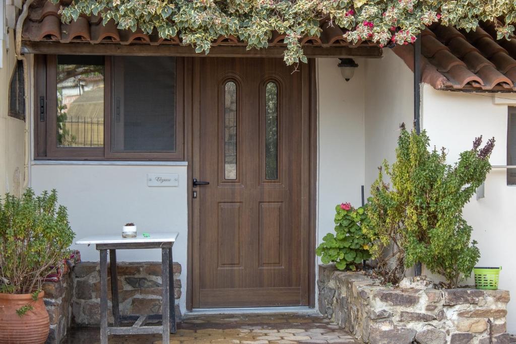 una puerta delantera de madera de una casa con una mesa en Estrella Studios, en La Canea