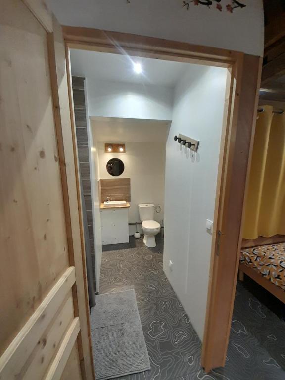 une salle de bain avec toilettes et lavabo dans une chambre dans l'établissement Cottage le pavillon, à Clécy