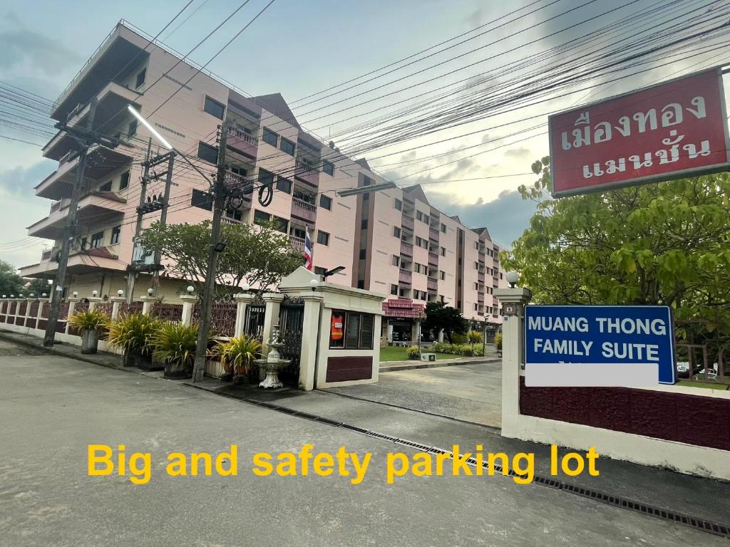 un estacionamiento grande y seguro frente a un edificio en Muang Thong Family Suite Hatyai, en Hat Yai