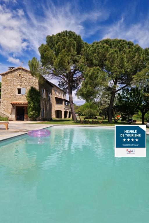 une grande piscine devant une maison dans l'établissement Mas de Rofa proche Pôle mécanique Alès, à Saint-Martin-de-Valgalgues