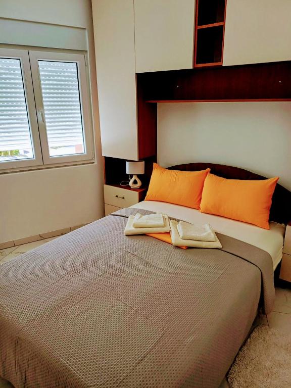 Ένα ή περισσότερα κρεβάτια σε δωμάτιο στο UNA apartman