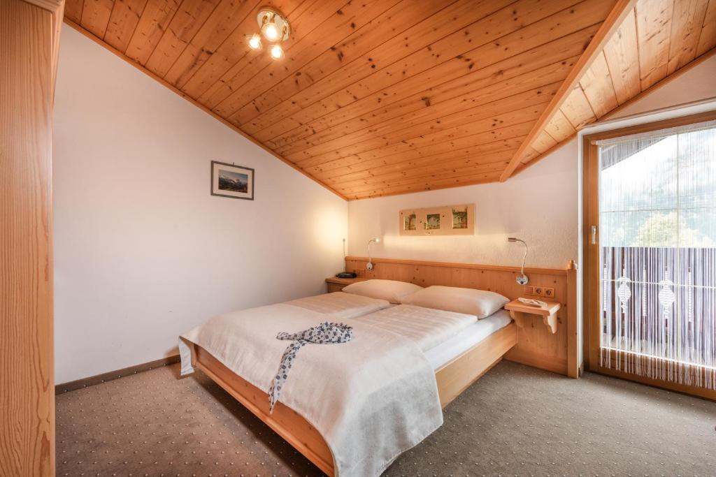 Postel nebo postele na pokoji v ubytování Gästehaus Gratz - inklusive Eintritt in die Alpentherme