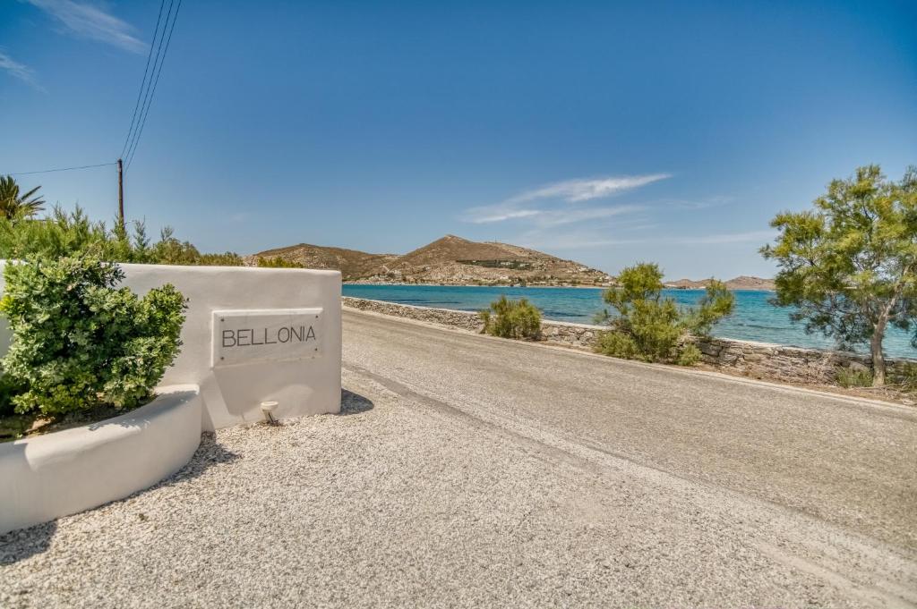 ein Schild an der Seite einer Straße neben dem Meer in der Unterkunft Villa Bellonia in Naoussa