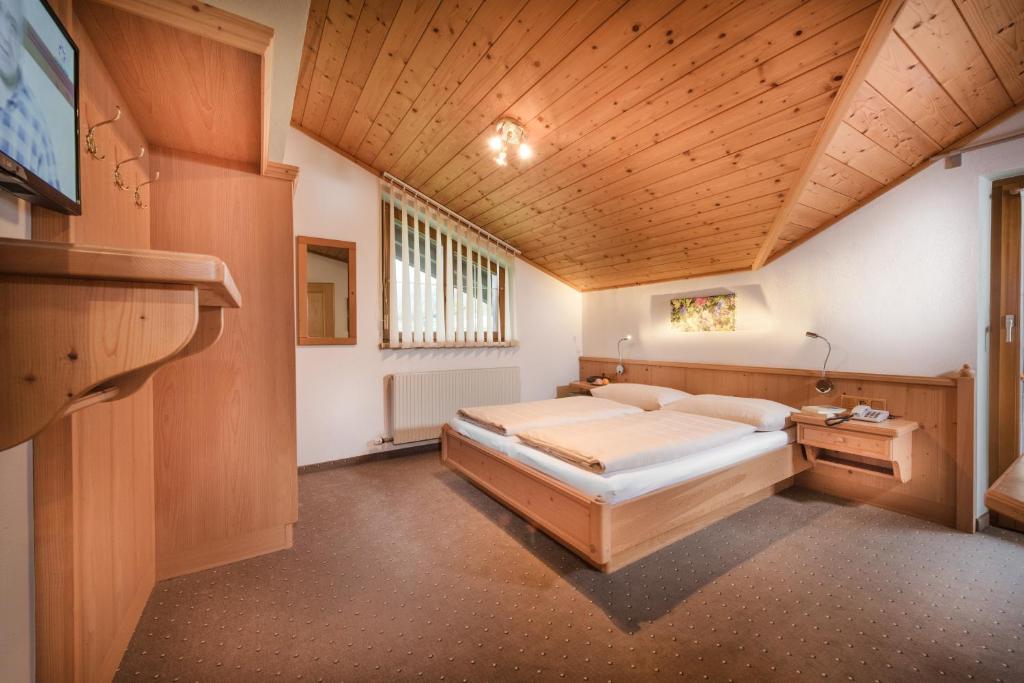 Postel nebo postele na pokoji v ubytování Gästehaus Gratz - inklusive Eintritt in die Alpentherme
