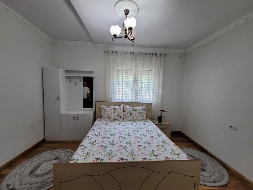 Postel nebo postele na pokoji v ubytování Private room on a shared apartament near Durres beach