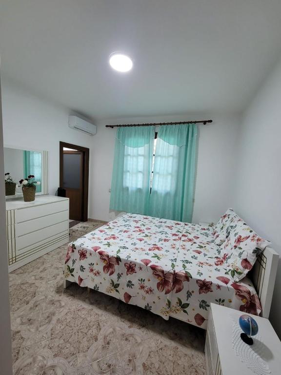 Postel nebo postele na pokoji v ubytování Private room on a shared apartament near Durres beach