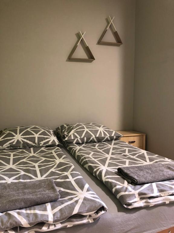 un lit avec deux oreillers dessus dans une chambre dans l'établissement Kwatery prywatne pokoje i apartament JOANNA w Grzybowie, à Grzybowo