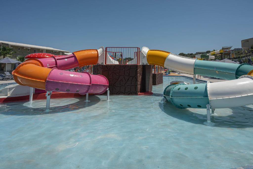 Bazén v ubytování Caretta Paradise Resort & WaterPark nebo v jeho okolí
