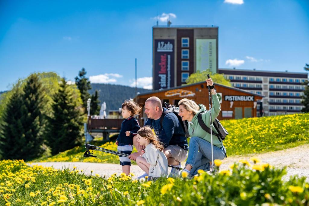 un grupo de personas de pie en la hierba con armas de fuego en AHORN Hotel Am Fichtelberg en Kurort Oberwiesenthal
