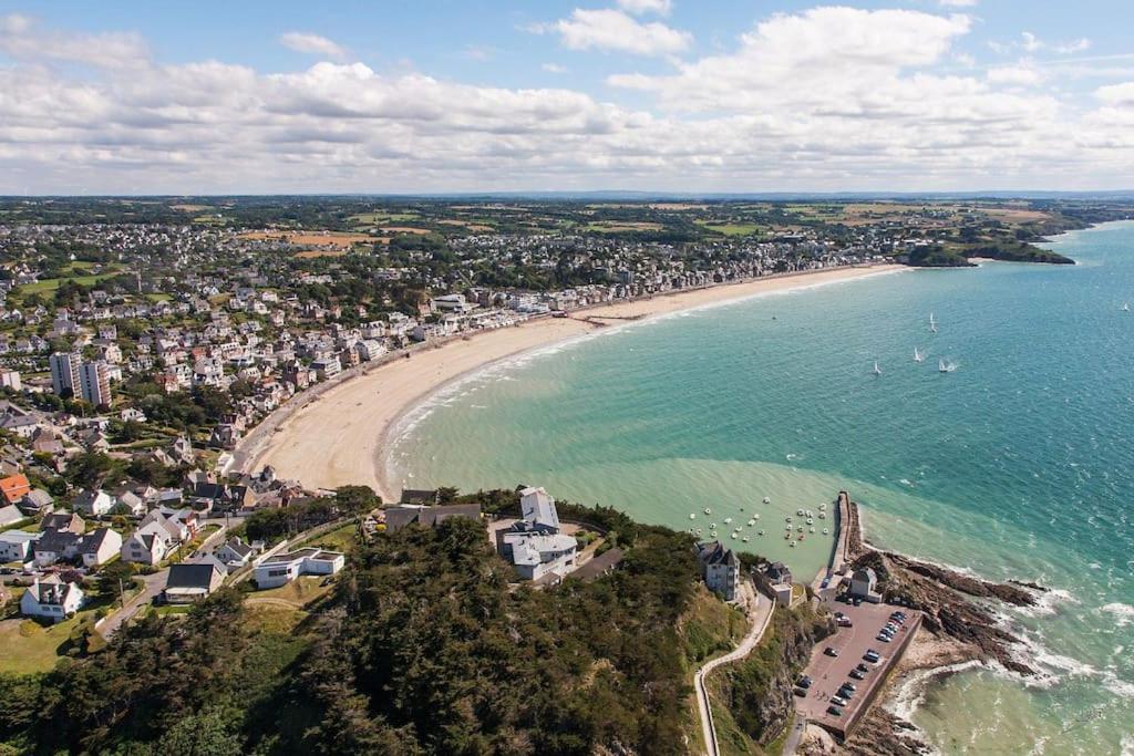 una vista aérea de una playa y el océano en L'escale marine, en Pléneuf-Val-André
