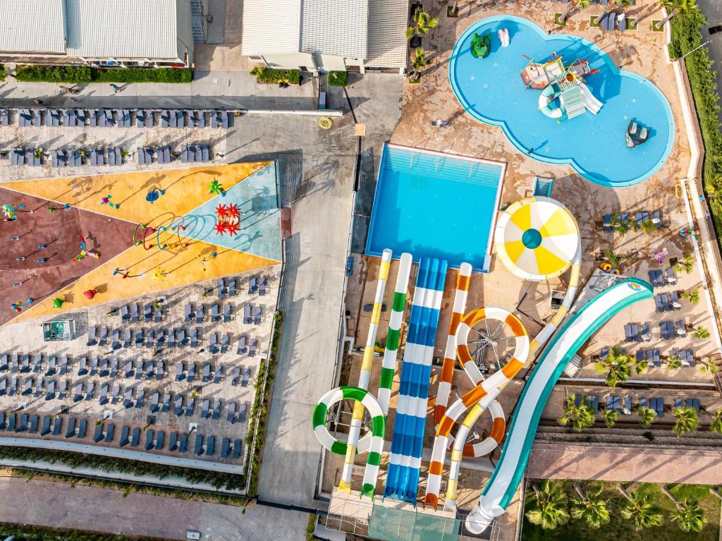 Bazén v ubytování Caretta Paradise Resort & WaterPark nebo v jeho okolí