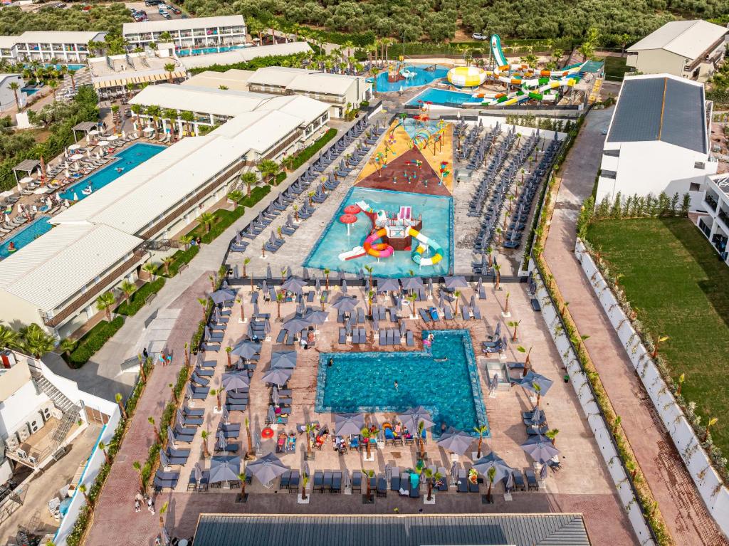 Caretta Paradise Resort & WaterPark في تراغاكي: اطلالة علوية على مسبح في ملاهي