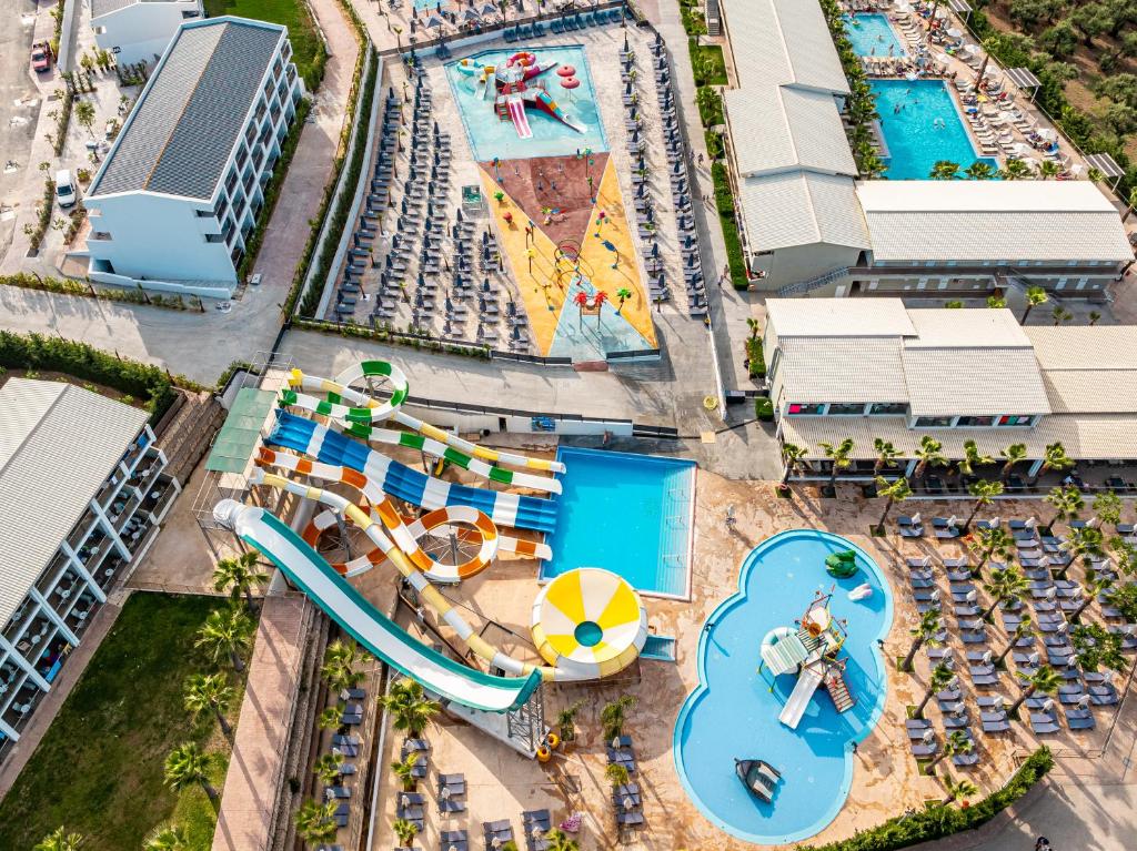 Bazén v ubytování Caretta Paradise Resort & WaterPark nebo v jeho okolí