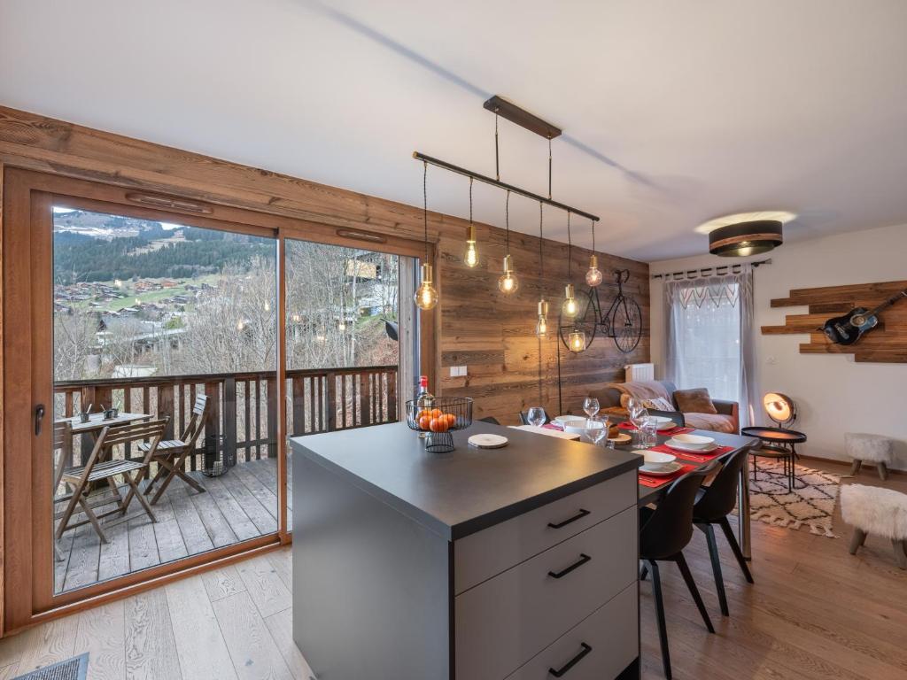 Il dispose d'une cuisine et d'un salon avec une table et un balcon. dans l'établissement Loges Blanches - APT B404 -BO Immobilier - Châtel - Châtel Multipass 2025 en Été offert par votre hôte, à Châtel