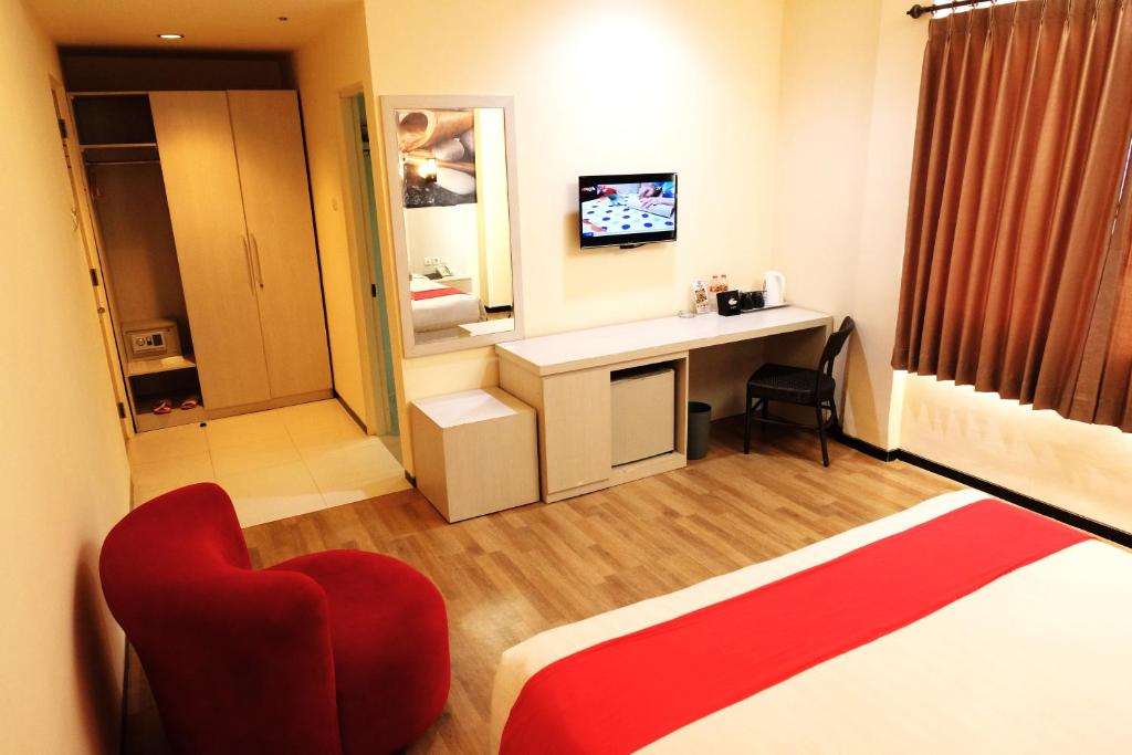 TV a/nebo společenská místnost v ubytování Halogen Hotel Airport Surabaya