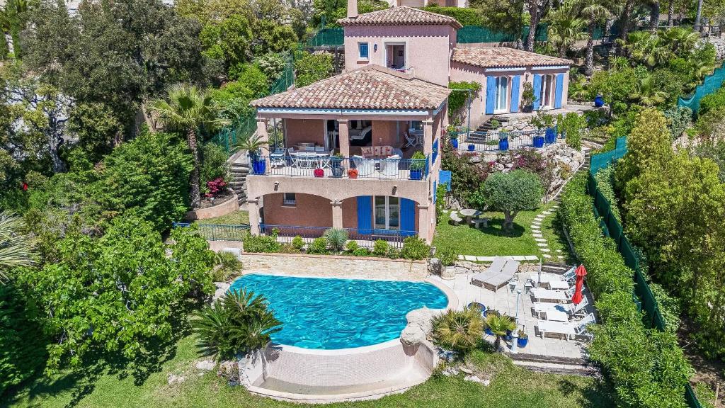 une vue aérienne d'une maison avec piscine dans l'établissement Villa de charme à Sainte-Maxime avec piscine privée, à Sainte-Maxime