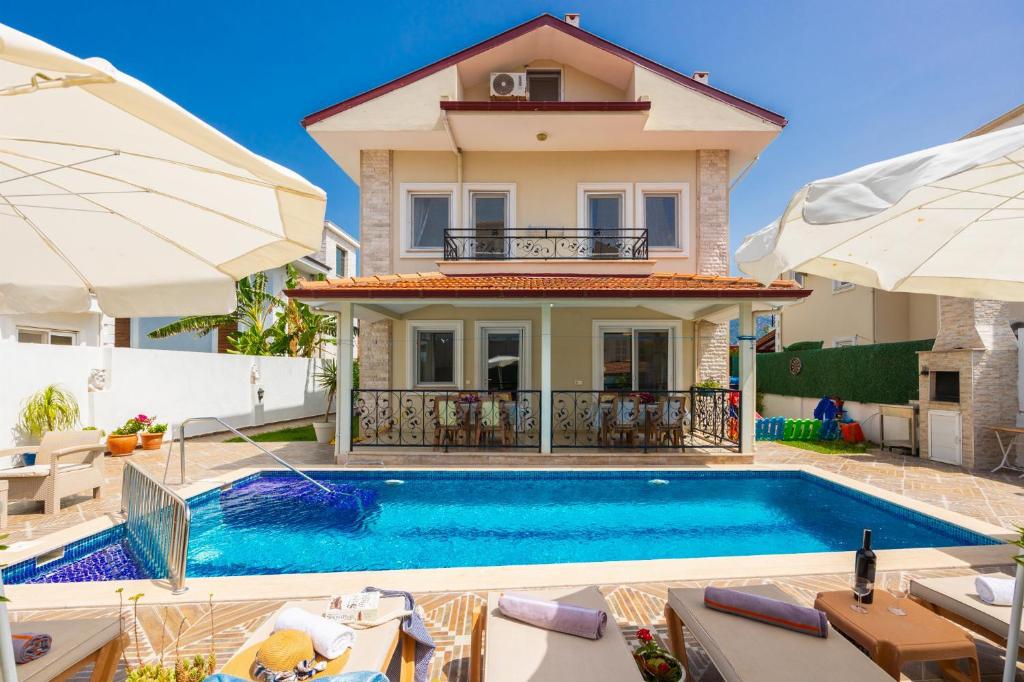 uma villa com piscina em frente a uma casa em Villa Heyday em Dalyan