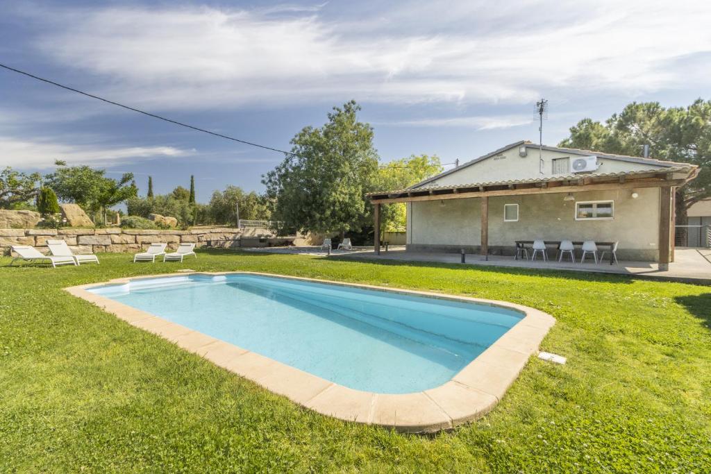 uma piscina no quintal de uma casa em Mas de l' Anneta em Fraga