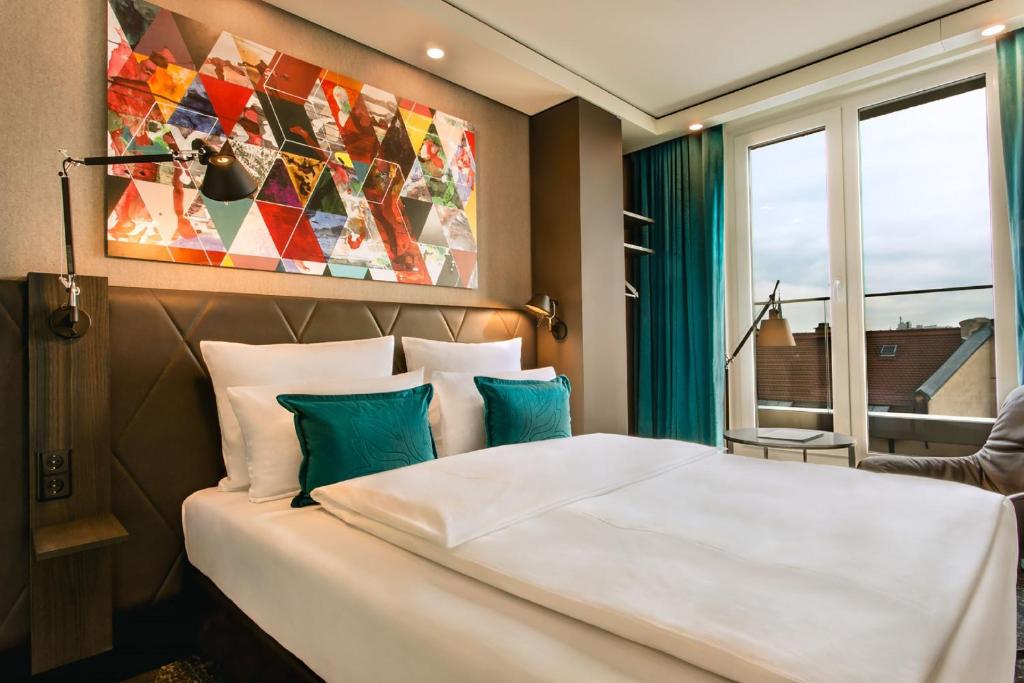 Postel nebo postele na pokoji v ubytování Motel One Frankfurt-Römer