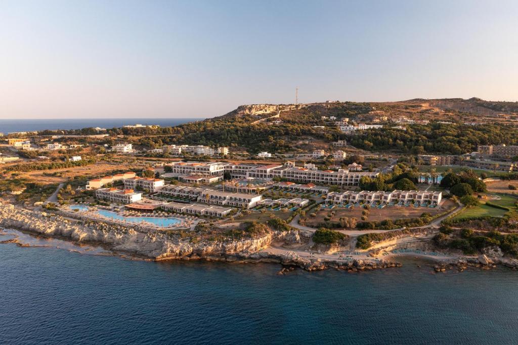 una vista aérea de un complejo en el océano en KRESTEN ROYAL Euphoria Resort en Kallithea Rhodes