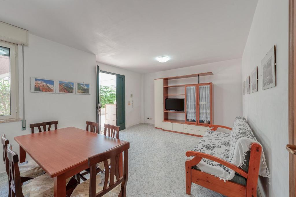 een woonkamer met een eettafel en een tafel en stoelen bij Carlo in San Pietro in Bevagna