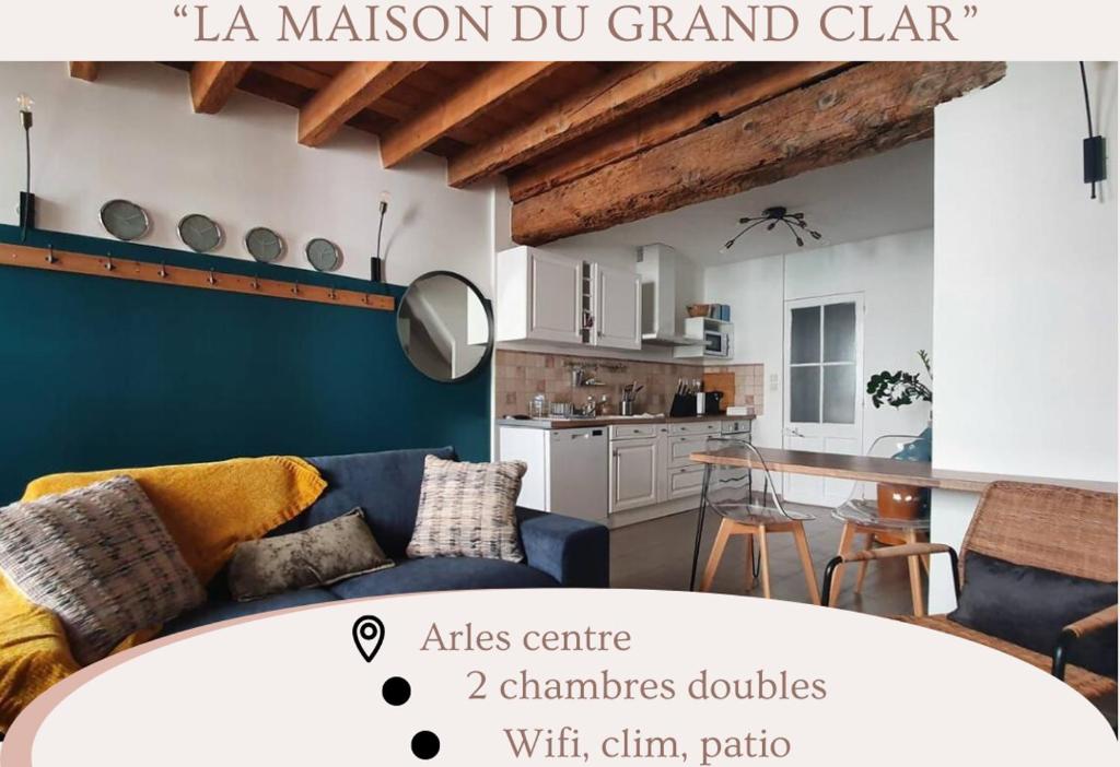 un salon avec un canapé bleu et une cuisine dans l'établissement La maison du grand clar arles, à Arles