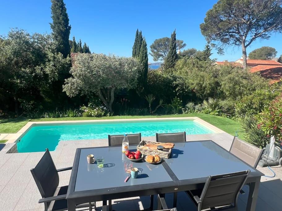 - une table avec un bol de fruits à côté de la piscine dans l'établissement Villa Saint Raphaël, à Saint-Raphaël