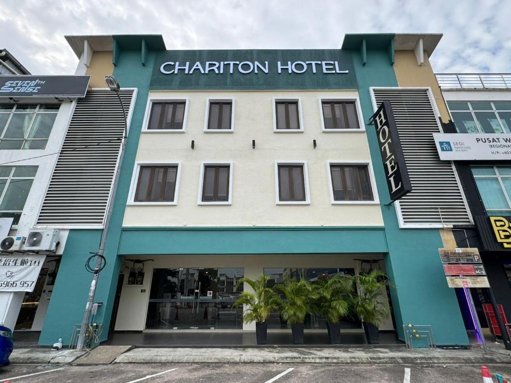 un edificio con un cartel que lee hotel de caridad en Chariton Hotel Nusa Bestari, en Johor Bahru