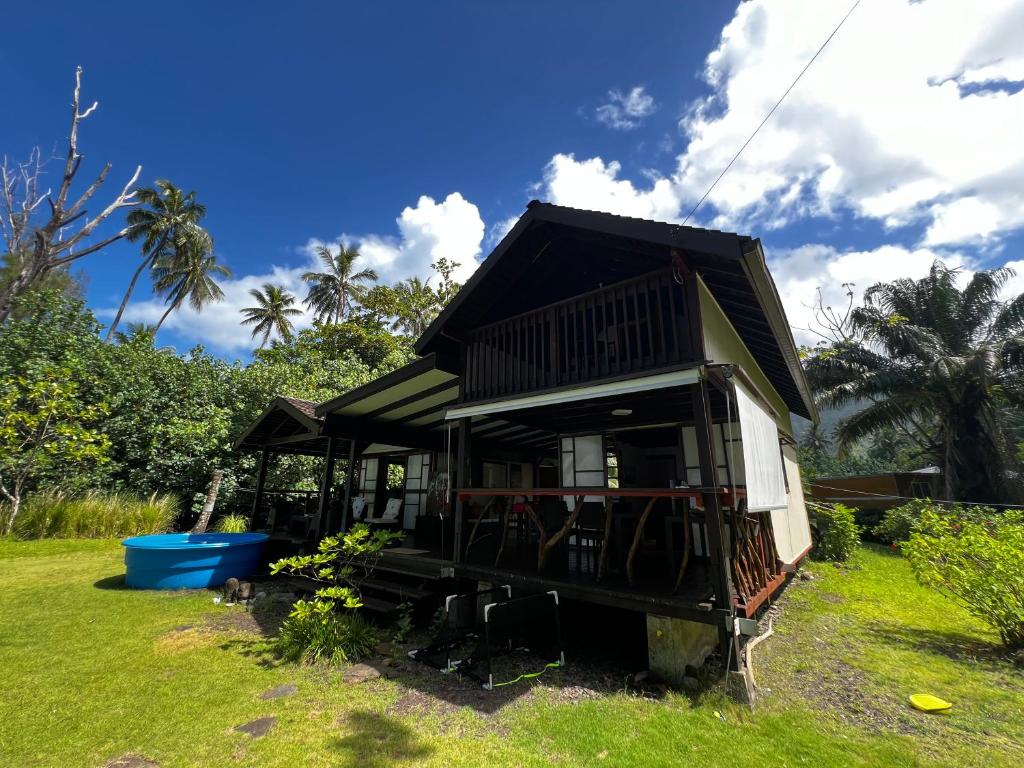 tahiti-bungalow at Teahupoo: beachfront with pountoon and mini pool外面的花园