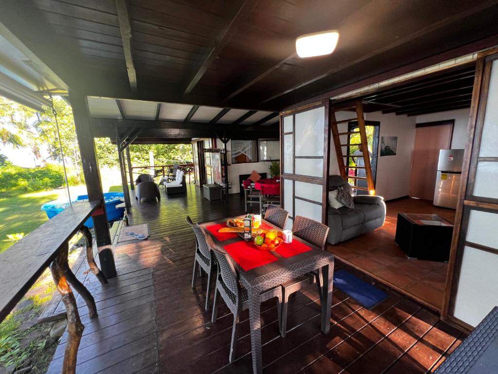 Teahupootahiti-bungalow at Teahupoo: beachfront with pountoon and mini pool的房屋内的房间,配有桌椅