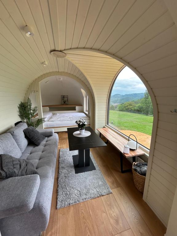 Posezení v ubytování Glamping Skrytín