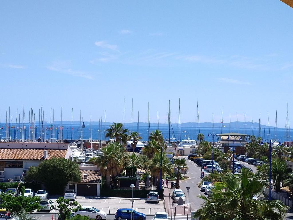 un parking avec des voitures garées sur un parking dans l'établissement Appartement 40 m2 Vue Mer, à Hyères