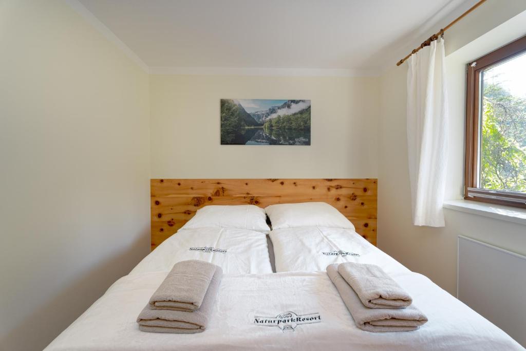 Un pat sau paturi într-o cameră la NaturparkResort Hobel`s Home
