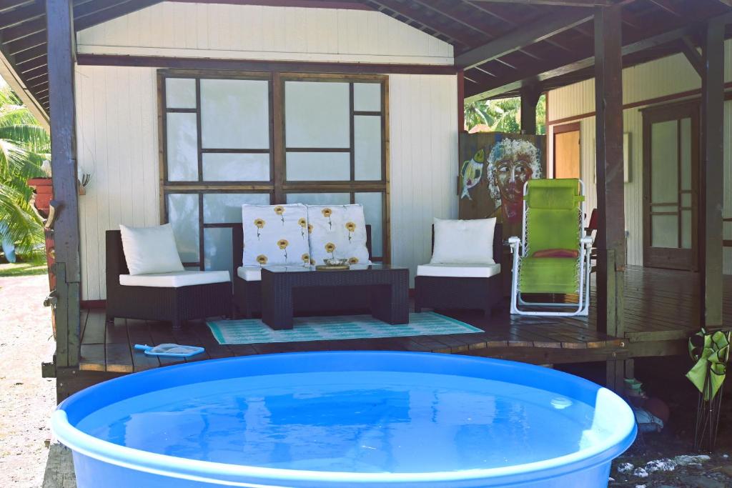 tahiti-bungalow at Teahupoo: beachfront with pountoon and mini pool的休息区
