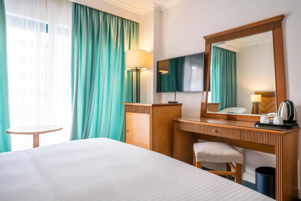 Postel nebo postele na pokoji v ubytování Azal Pyramids Hotel