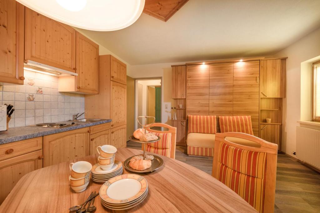 Kuchyň nebo kuchyňský kout v ubytování Gästehaus Gratz - inklusive Eintritt in die Alpentherme