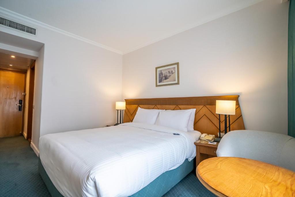 Postel nebo postele na pokoji v ubytování Azal Pyramids Hotel