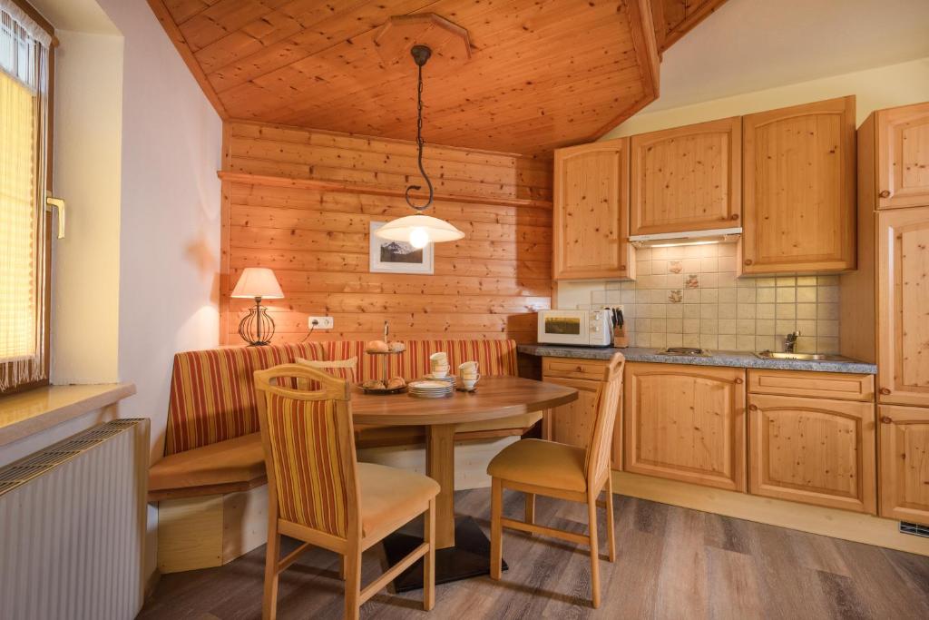 Kuchyň nebo kuchyňský kout v ubytování Gästehaus Gratz - inklusive Eintritt in die Alpentherme