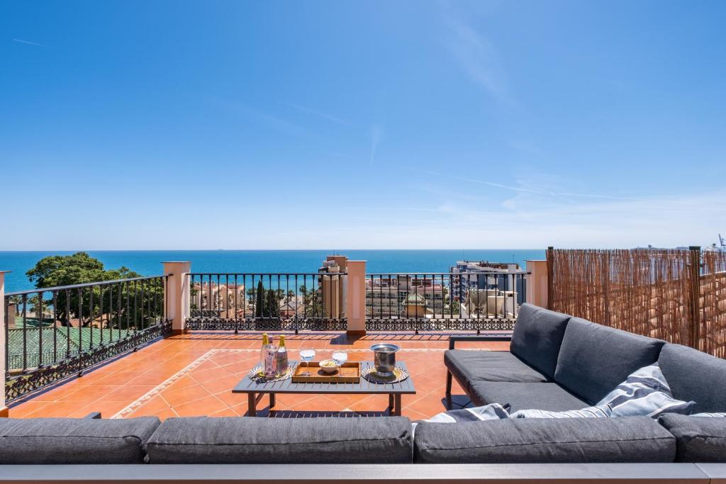 ein Wohnzimmer mit Sofa und Tisch in der Unterkunft Villa María Teresa in Málaga