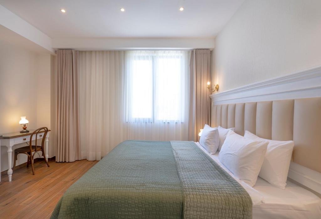 Postel nebo postele na pokoji v ubytování Iris Hotel