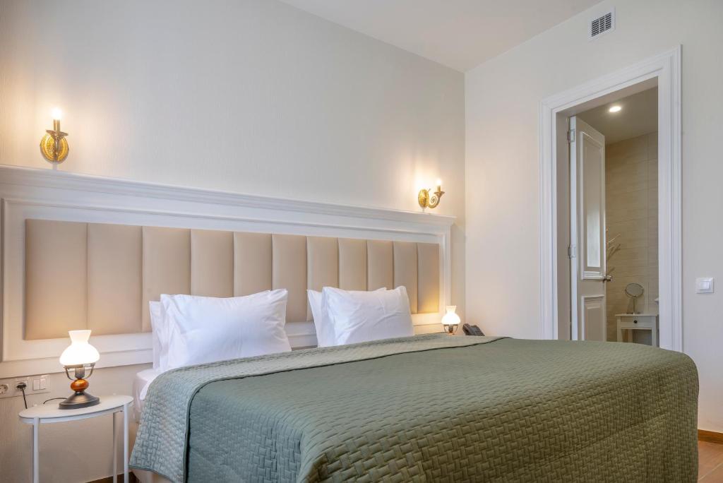 Postel nebo postele na pokoji v ubytování Iris Hotel