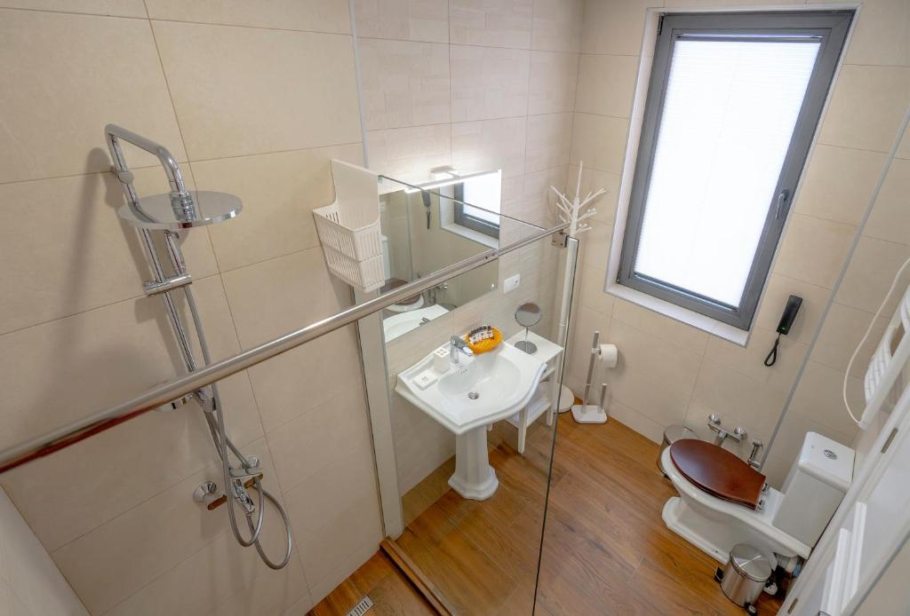 Koupelna v ubytování Iris Hotel